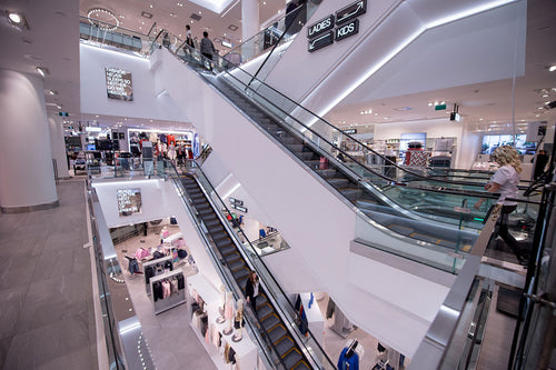 H&M (Eaton Centre) [4b116883f964a520f87b23e3/43.655951/-79.381742]