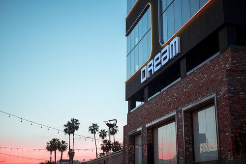 Dream Hotel Hollywood [57056c0d498e3e16eafdf126/34.099817/-118.330185]
