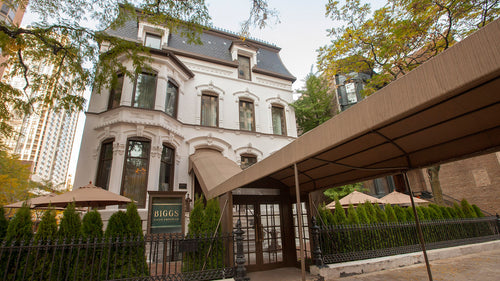 BIGGS Cigar Lounge [541f06f9498e5719ffbe02f0/41.903335/-87.630321]